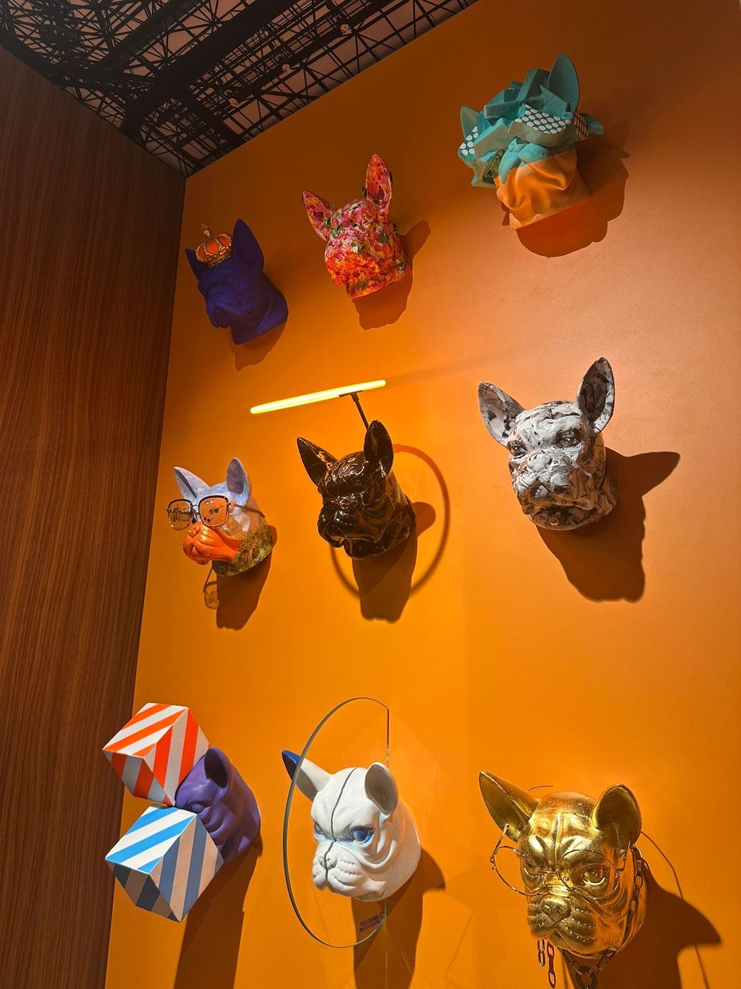 Wand met geprinte bulldogkoppen